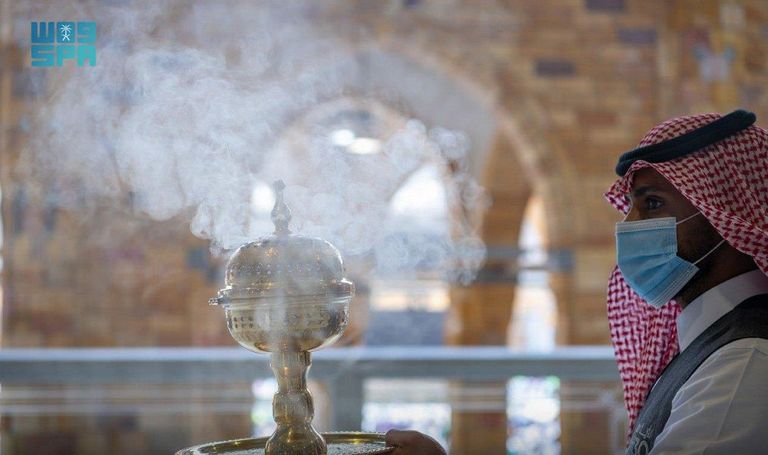 العاملون بالمسجد الحرام يتعطرون بالبخور في أول أيام العيد