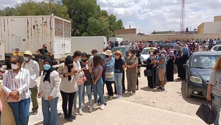 زحام أمام أحد مراكز تلقيح كورونا في تونس