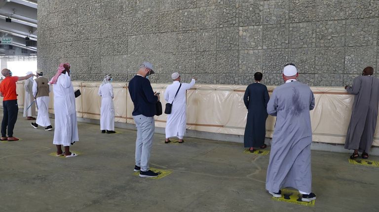 حجاج بيت الله يرمون الجمرات حجاج بيت الله يرمون الجمرات