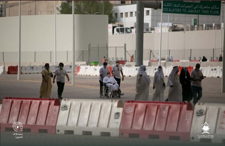 حجاج بيت الله الحرام يستقبلون أول أيام التشريق