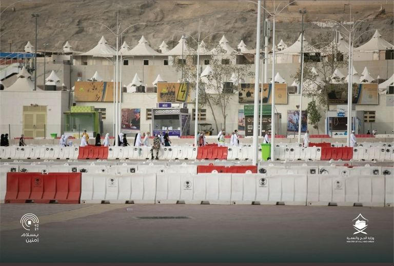 حجاج بيت الله الحرام يستقبلون أول أيام التشريق