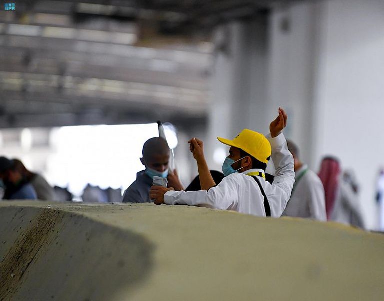 الحجاج يرمون الجمرات في أول أيام التشريق