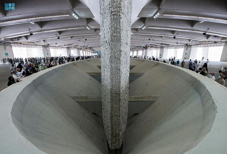 الحجاج يرمون الجمرات في أول أيام التشريق