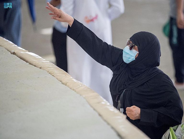 الحجاج يرمون الجمرات في أول أيام التشريق