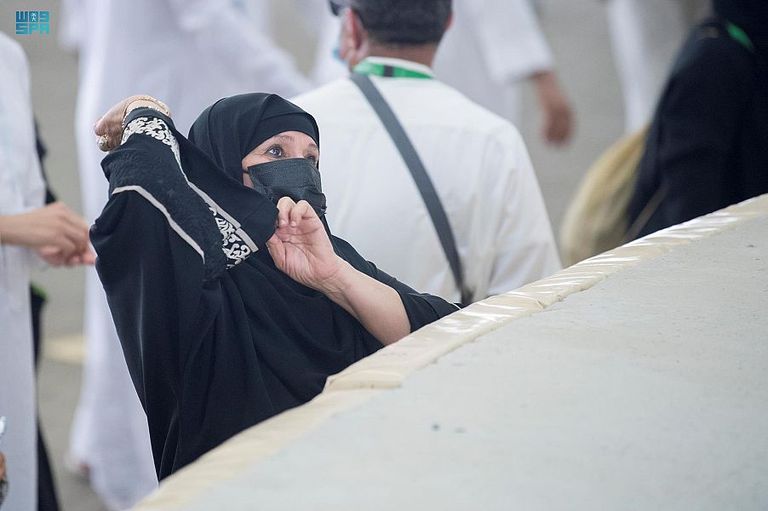 الحجاج يرمون الجمرات في أول أيام التشريق