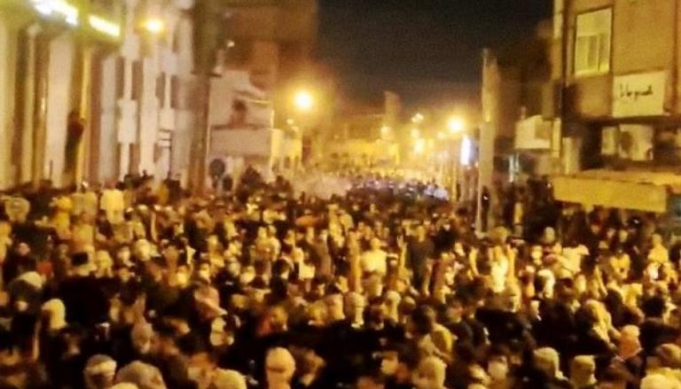 الاحتجاجات تشتعل في خوزستان بإيران 