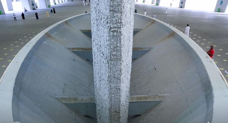 الحجاج يرمون الجمرات في ثاني أيام التشريق