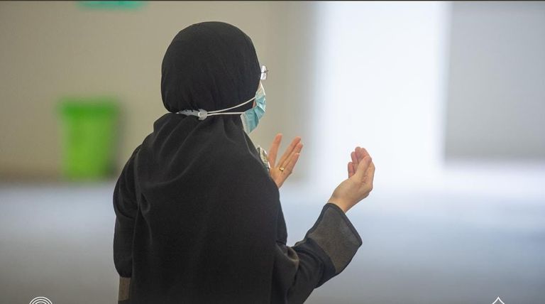 الحجاج يرمون الجمرات في ثاني أيام التشريق