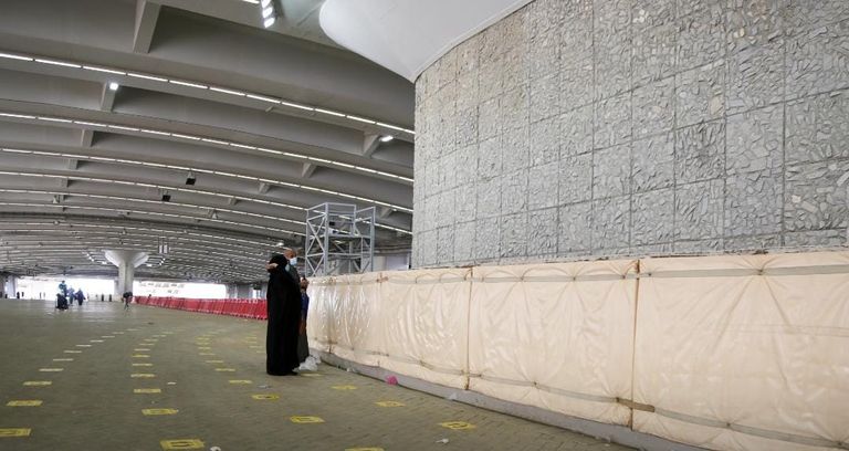 الحجاج يرمون الجمرات في ثاني أيام التشريق