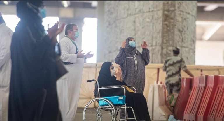 الحجاج يرمون الجمرات في ثاني أيام التشريق