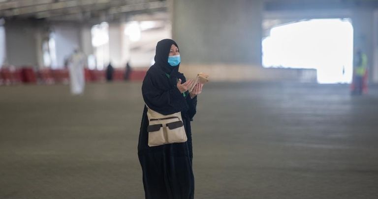 الحجاج يرمون الجمرات في ثاني أيام التشريق