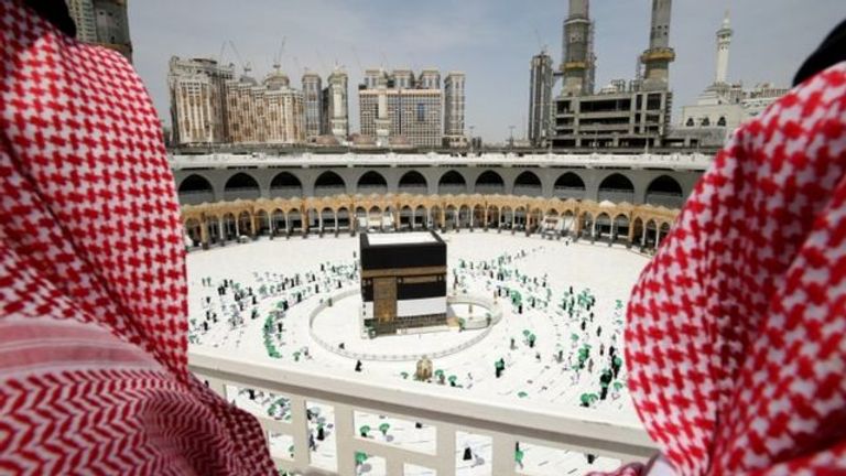 حجاج يرمون الجمرات
