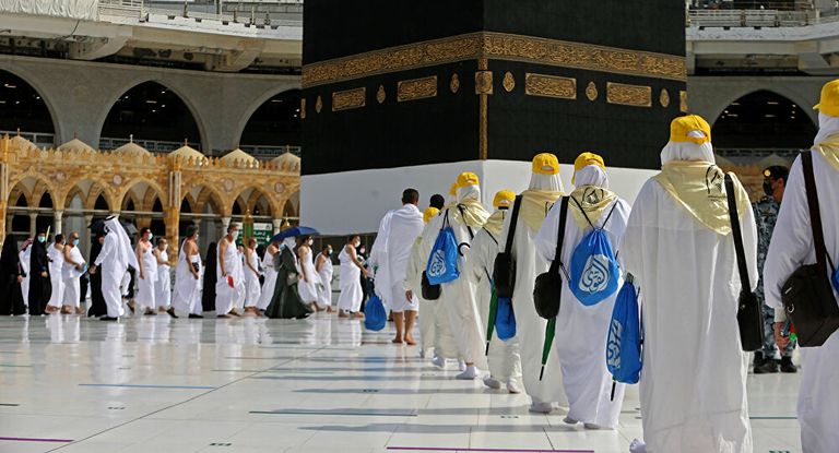 حجاج يرمون الجمرات