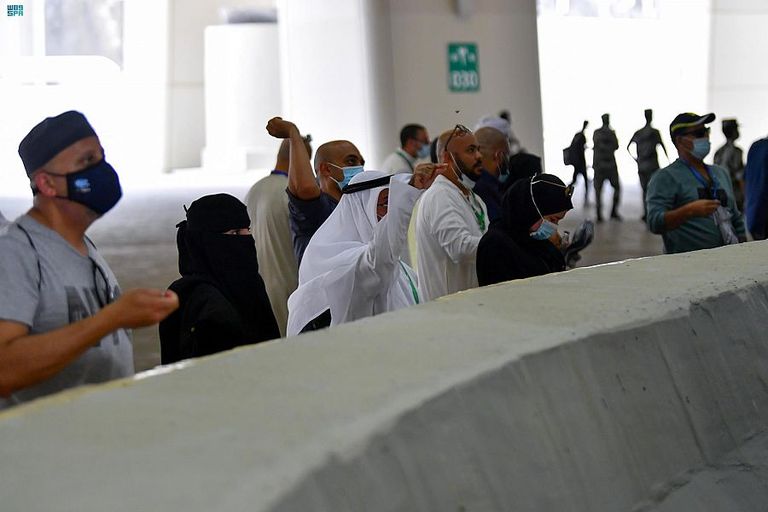 الحجاج يرمون الجمرات في أول أيام التشريق