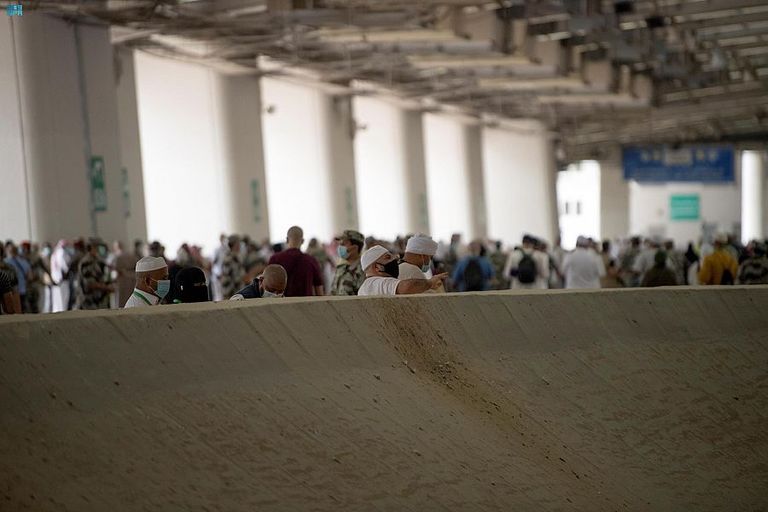 الحجاج يرمون الجمرات في أول أيام التشريق