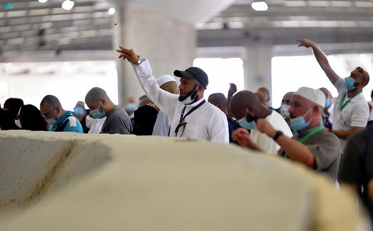 الحجاج يرمون الجمرات في أول أيام التشريق