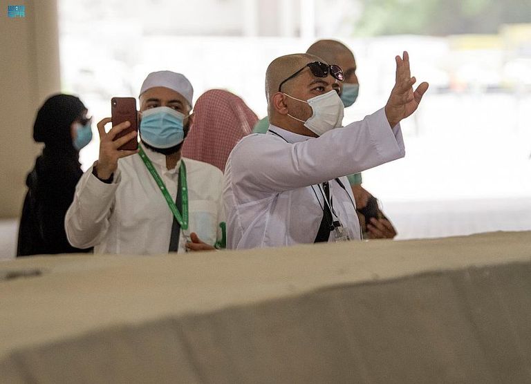 الحجاج يرمون الجمرات في أول أيام التشريق