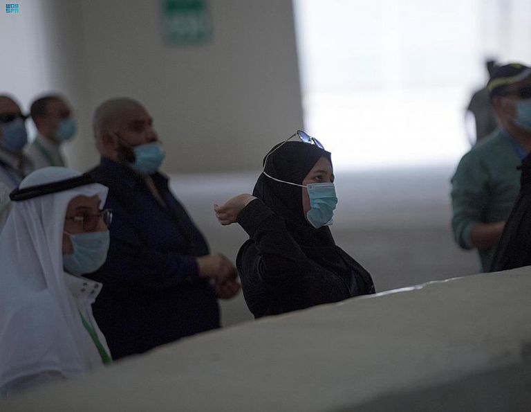 الحجاج يرمون الجمرات في أول أيام التشريق