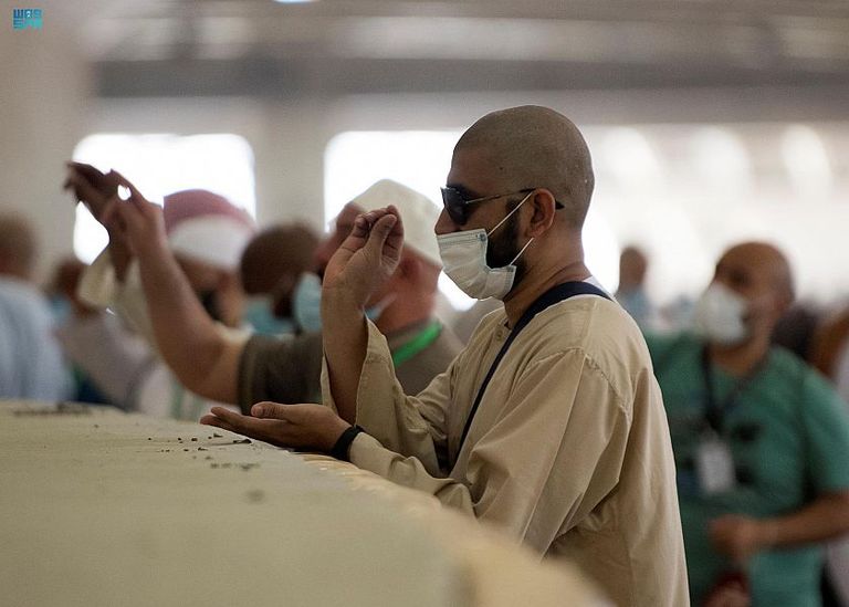 الحجاج يرمون الجمرات في أول أيام التشريق