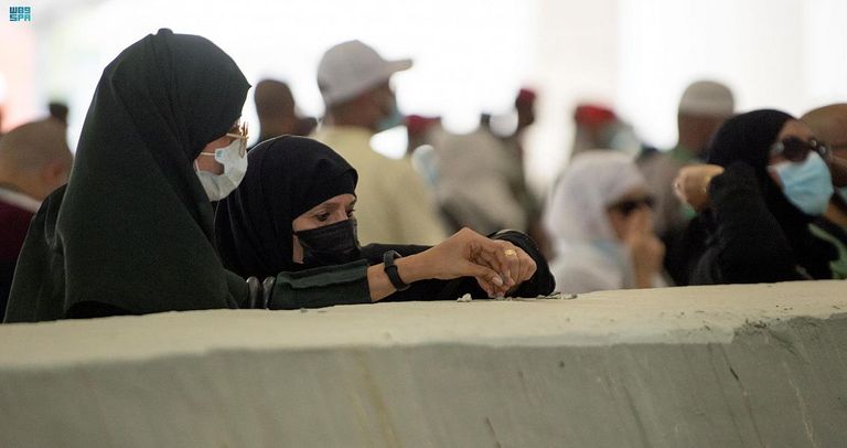 الحجاج يرمون الجمرات في أول أيام التشريق