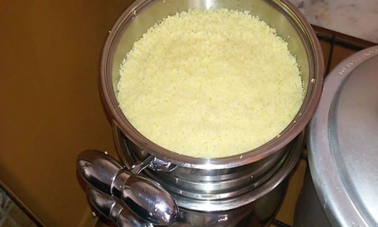 تفوير الكسكسي جزائريات من منطقة القبائل الأمازيغية بعيد الأضحى - أرشيفية