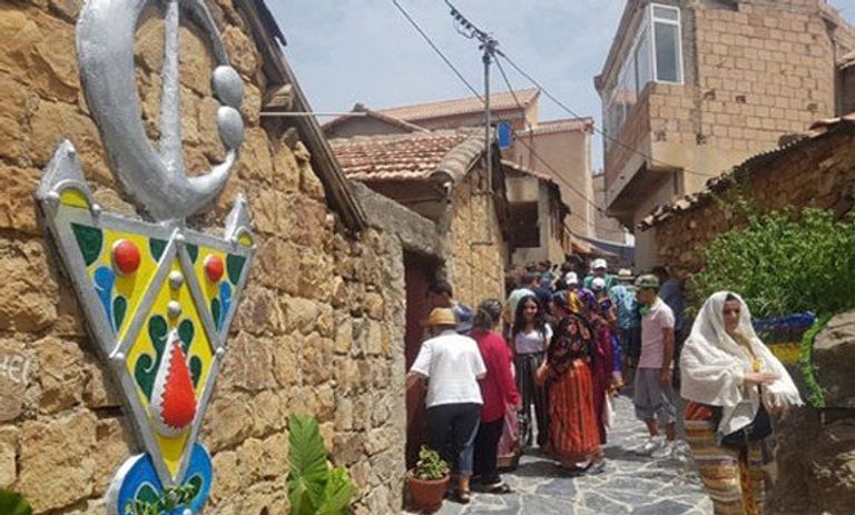 قرية أمازيغية في الجزائر جزائريات من منطقة القبائل الأمازيغية بعيد الأضحى - أرشيفية