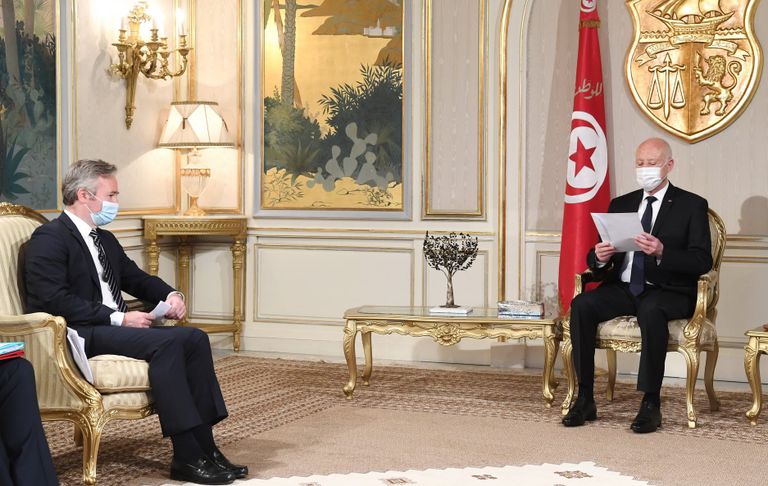 الرئيس التونسي خلال استقبال الوفد الفرنسي