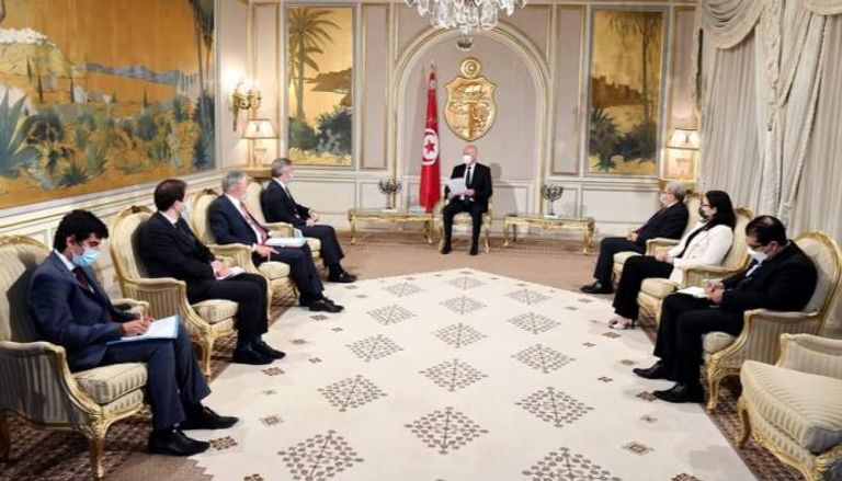 الرئيس التونسي خلال استقبال الوفد الفرنسي
