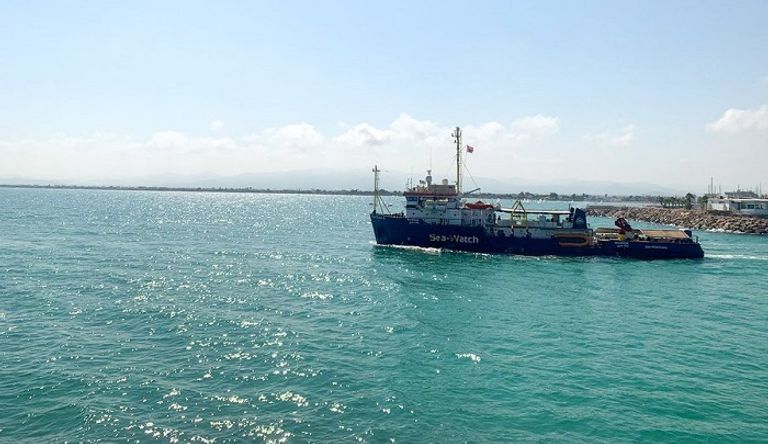 سفينة سي وواتش 3 تحمل شعار "منقذو البحار" باللغة العربية