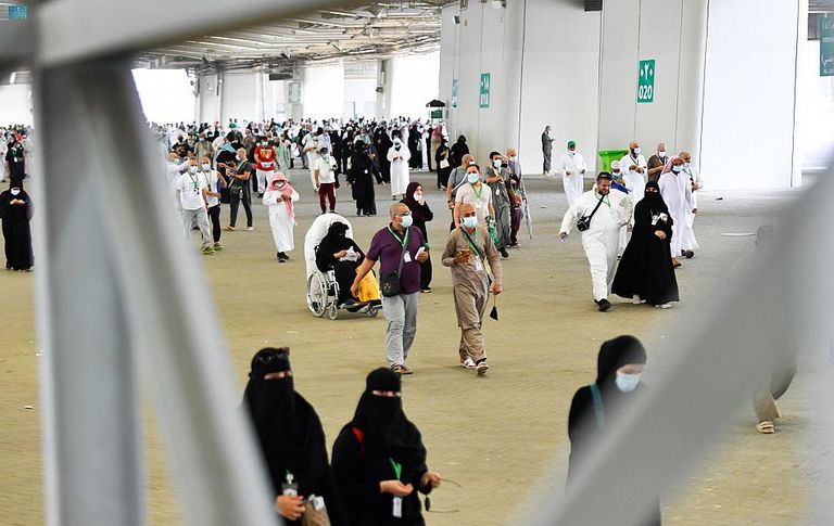الحجاج يكملون رمي الجمرات ثاني أيام التشريق