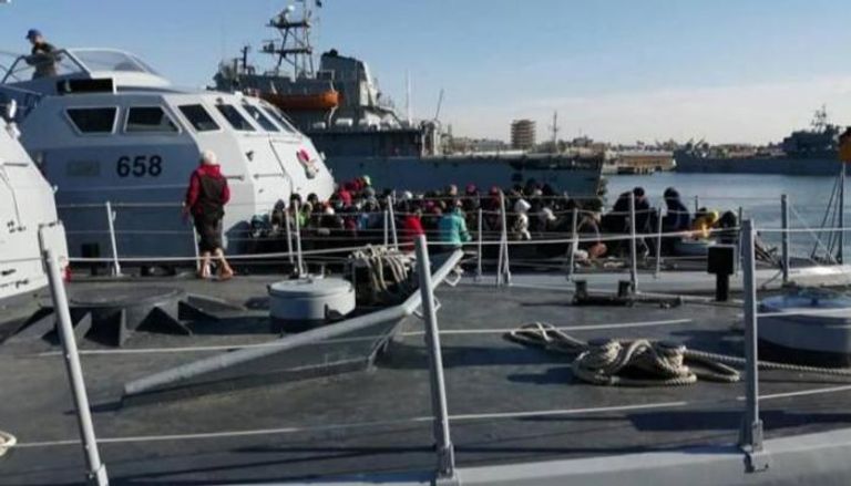 إحدى عمليات إنقاذ المهاجرين قبالة السواحل الليبية (البحرية الليبية)