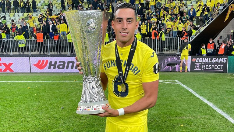 فونيس موري مع بطولة الدوري الأوروبي فونيس موري بعد توقيعه لفائدة النصر