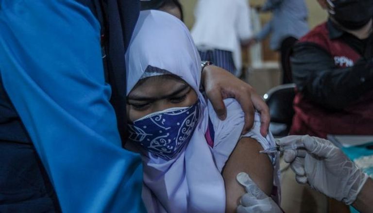 فتاة تتلقى لقاحا ضد فيروس كورونا في إندونيسيا
