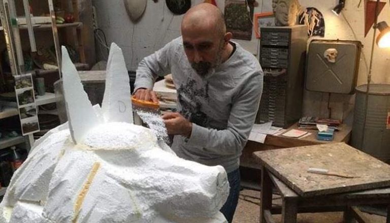 الفنان التشكيلي اللبناني يونس الكجك يعمل على أحد التماثيل