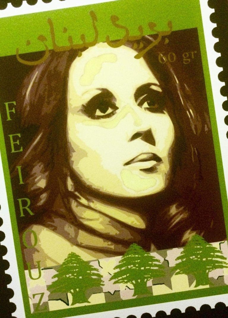 الفنان التشكيلي اللبناني يونس الكجك يعمل على أحد التماثيل