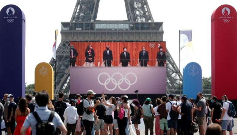 فرنسيون يتجمعون عند برج ايفل لمتابعة افتتاح دورة الألعاب الأوليمبية في اليابان