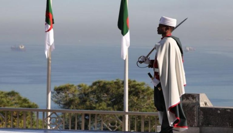 علم الجزائر يرفرف على ساحل البحر المتوسط