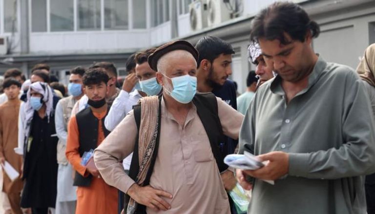 طابور من الأفغان أمام هيئة الجوازات في كابول