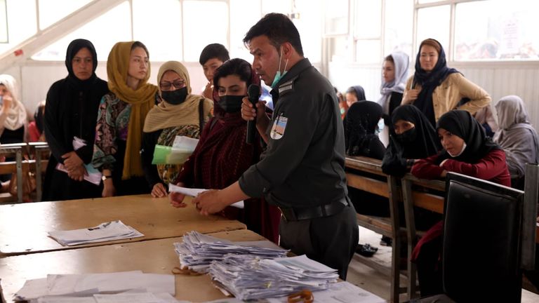 آلاف الأفغان يهرولون نحو السفر طابور من الأفغان أمام هيئة الجوازات في كابول