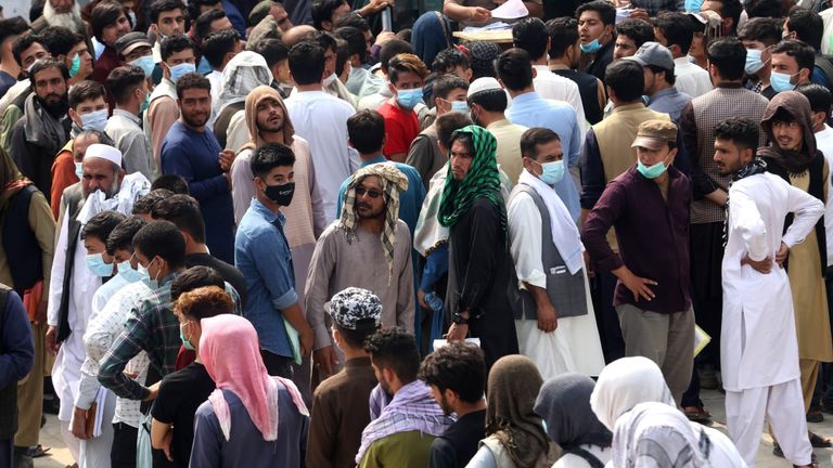 آلاف الأفغان يهرولون نحو السفر طابور من الأفغان أمام هيئة الجوازات في كابول