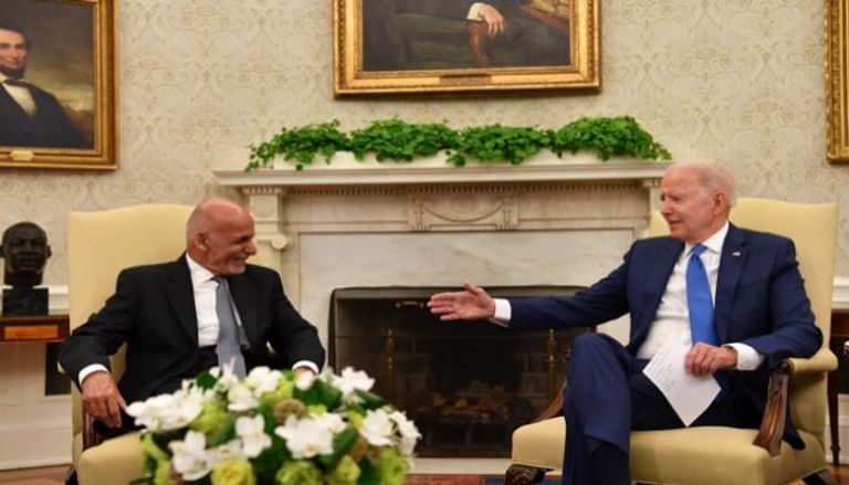 الرئيس الأمريكي ونظيره الأفغاني خلال لقاء سابق - أ.ف.ب