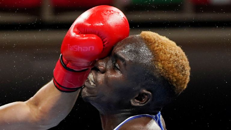  التونسي محمّد خليل الجندوبي يحتفل بأول ميدالية عربية