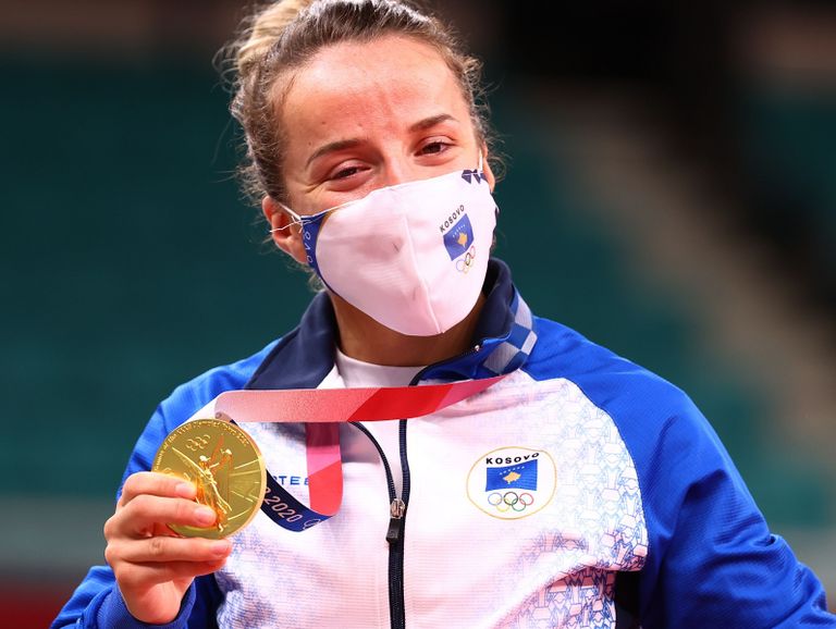  التونسي محمّد خليل الجندوبي يحتفل بأول ميدالية عربية