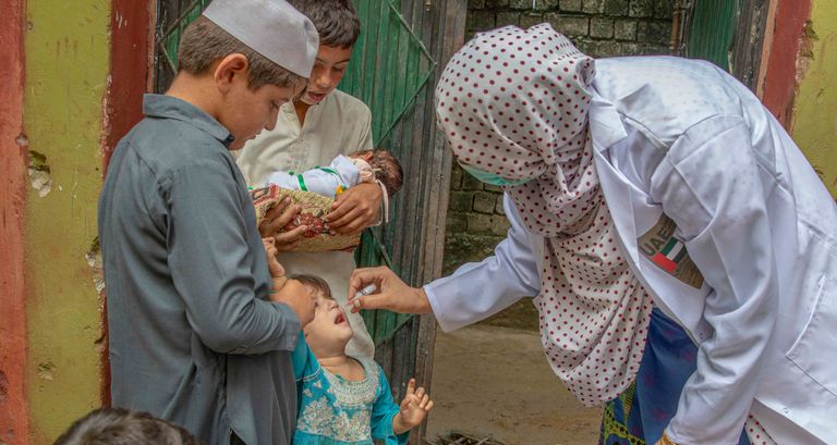جانب من حملة الإمارات لتطعيم أطفال باكستان ضد شلل الأطفال