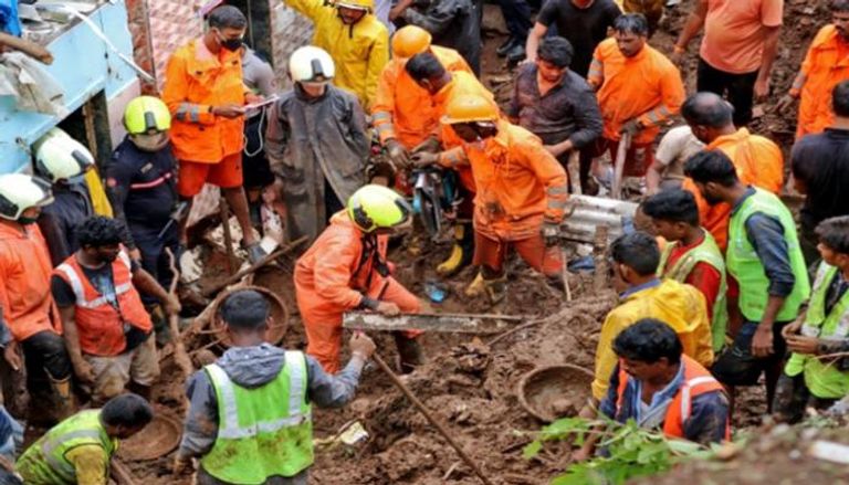 البحث عن ناجين في انهيارات أرضية بالهند