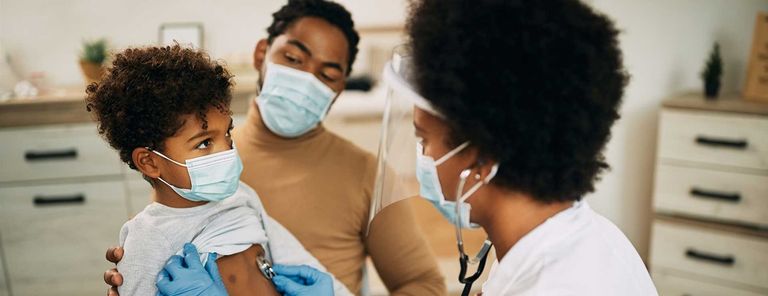 طفلة تتلقى تطعيماً- أرشيفية