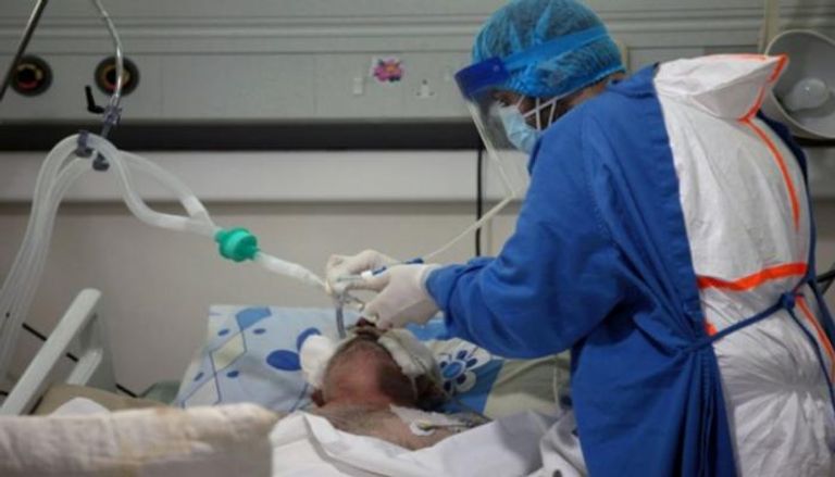 مريض كورونا يتلقى العلاج بمستشفى في لبنان- أرشيفية