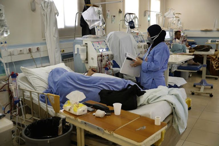 مريض كورونا يتلقى العلاج بمستشفى في لبنان - أرشيفية