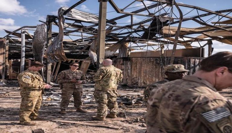 جنود أمريكيون يتفقدون الأضرار في قاعدة عين الأسد الجوية- أرشيفية