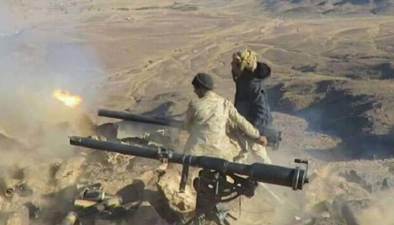 عنصران من الجيش اليمني على إحدى جبهات مأرب